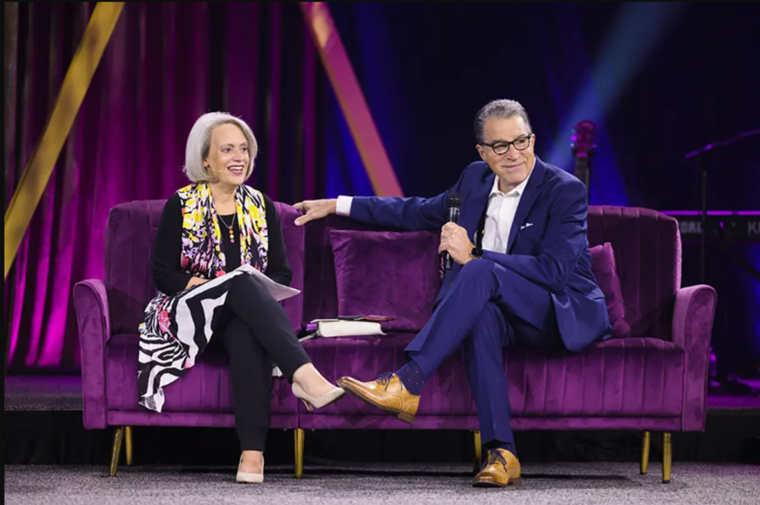 夫妻兩人攜手投入信仰與出版相關事工。（翻攝自reviveourhearts.com）