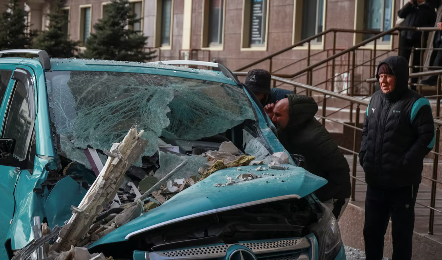 敖德薩的居民查看一輛被無人機損壞的汽車(圖片來源:路透社/Nina Liashonok)