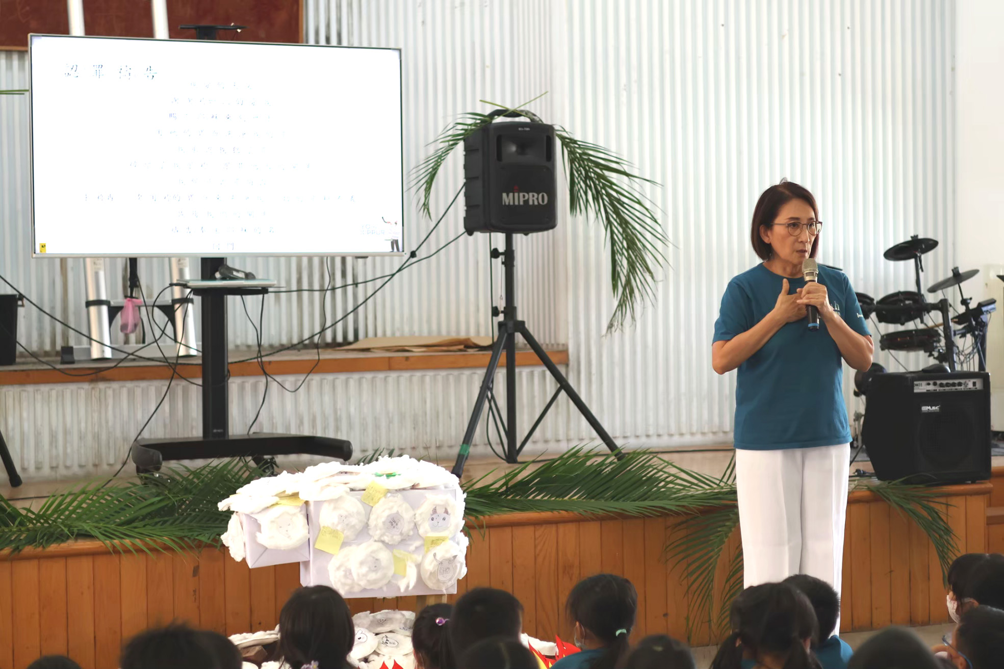 透過晨光時間與學生分享「生活情境」。(圖/濯亞國際學院提供)