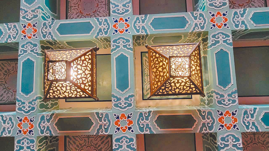 圖四：天花板宮燈與彩畫。（作者攝影）