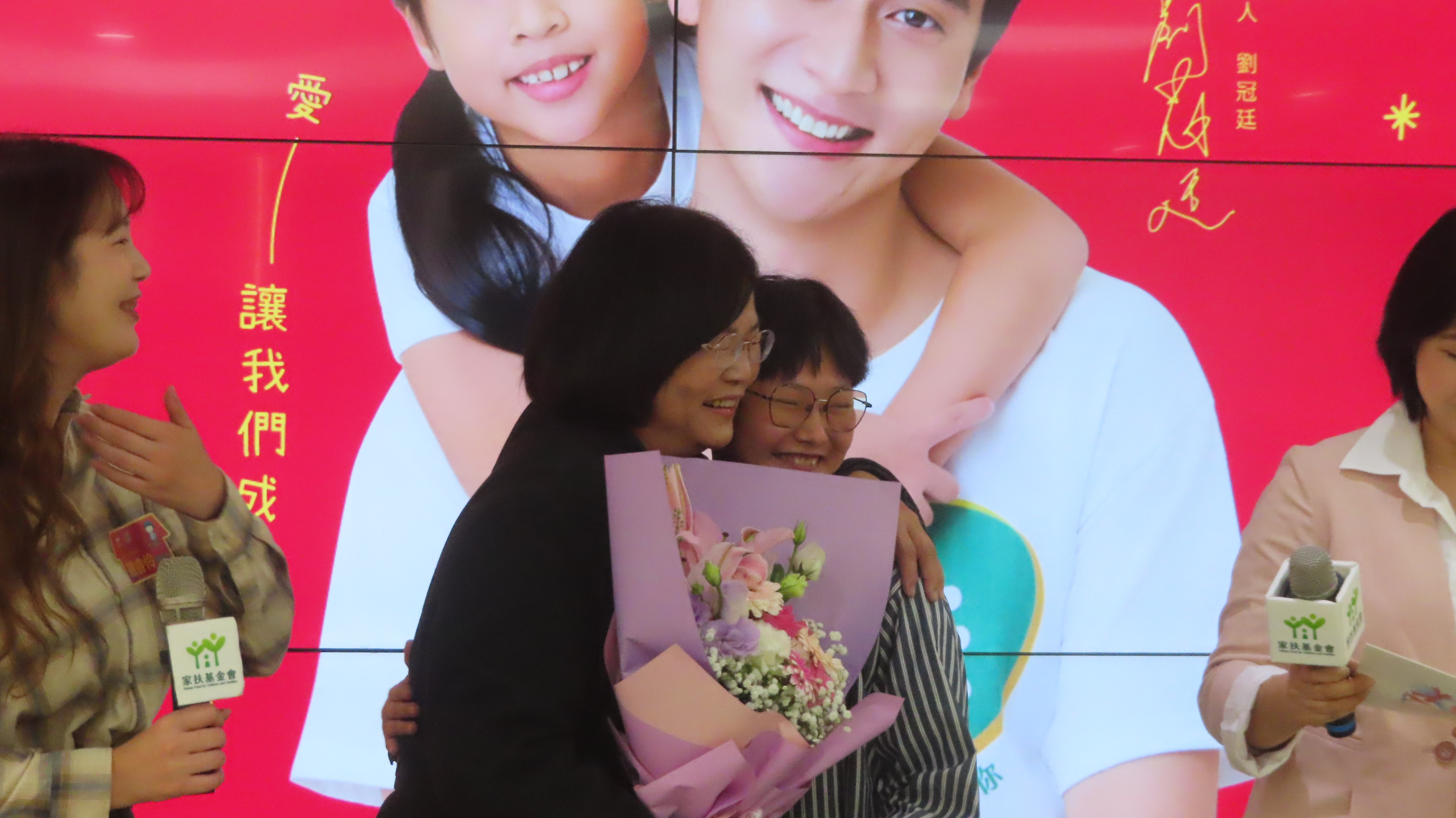 小瑩和寶惠媽媽擁抱打氣。（圖/梁敬彥攝影）