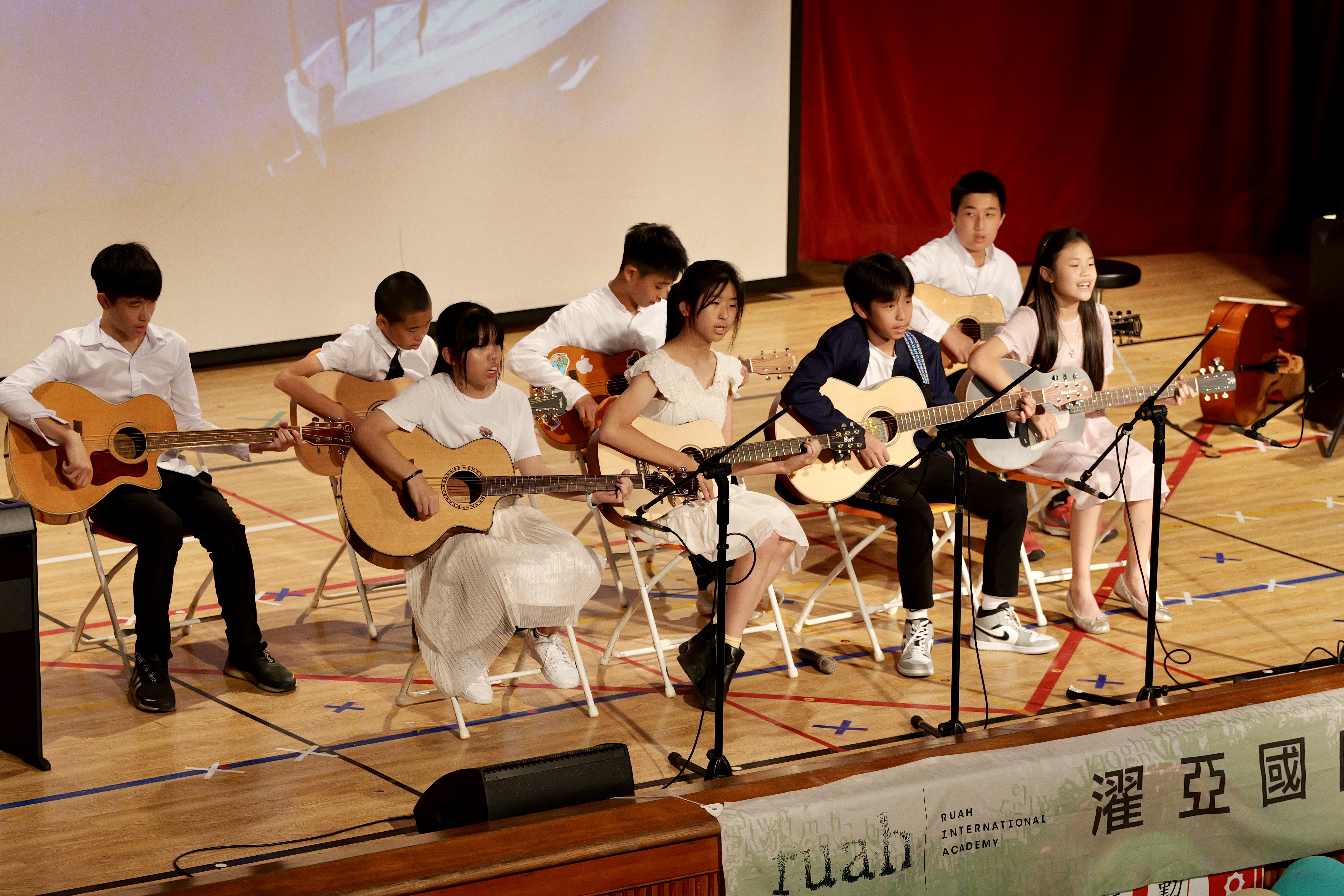 七年級吉他課程發表。(圖/濯亞國際學院提供)