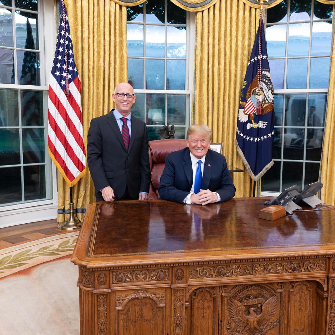 與川普合照。（翻攝自IG@scottadams925)