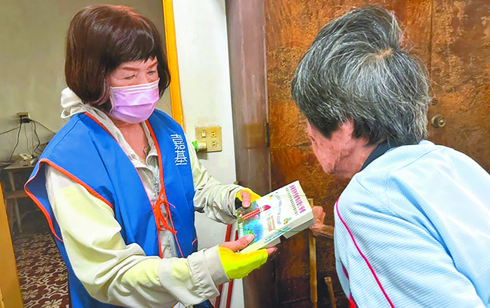 志工送餐。（受訪者提供）