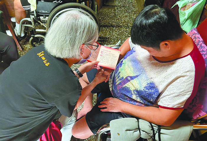 關懷志工到宅服務長輩，用滿福寶介紹福音，為長輩禱告。（受訪者提供）