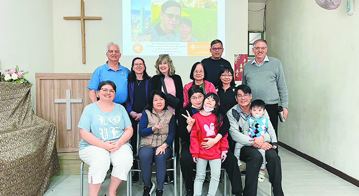 何文源傳道(前排右一)與愛越堂會友。(圖/何文源傳道提供)