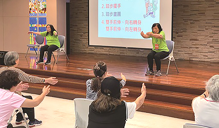 台北懷恩堂由長者擔任志工。(圖/中華基督教救助協會網站)