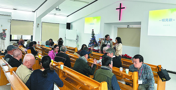 信友堂(東福、內湖、關渡及石牌各分堂)牧長帶領弟兄姊妹前來關懷。(圖/受訪者提供)