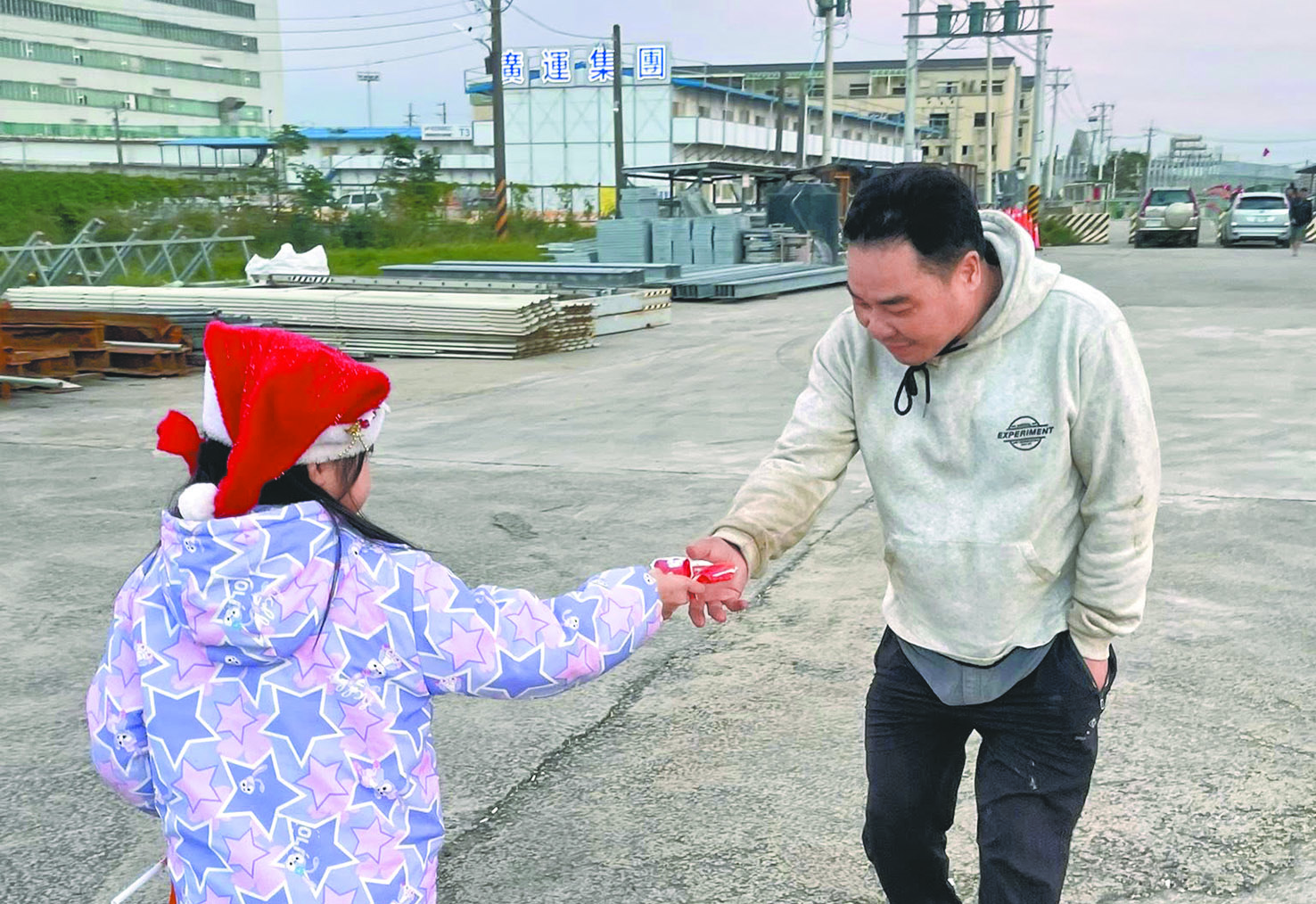 何傳道女兒(左)隨教會向越南移工傳福音。(圖/何文源傳道提供)