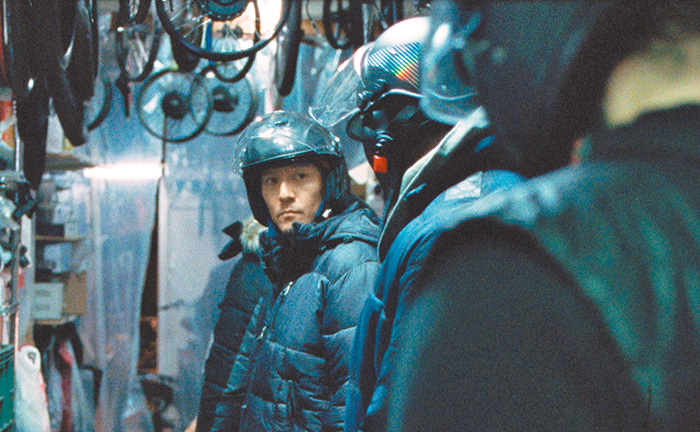 盧家成勤奮打拚做外送，只為讓家人過上好生活。（劇照來源：甲上娛樂）