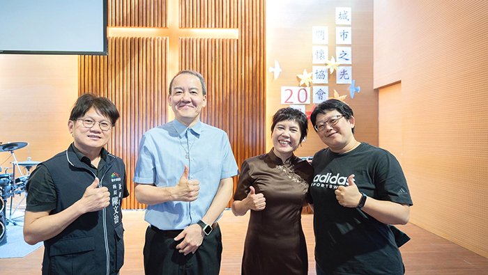 （左至右）台中市社會局長青科長、台中市城市之光關懷協會理事長、游箴傳道、弘道老人基金會社工督導。