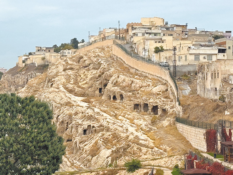 吾珥山城洞穴一角。（王桂花攝影）