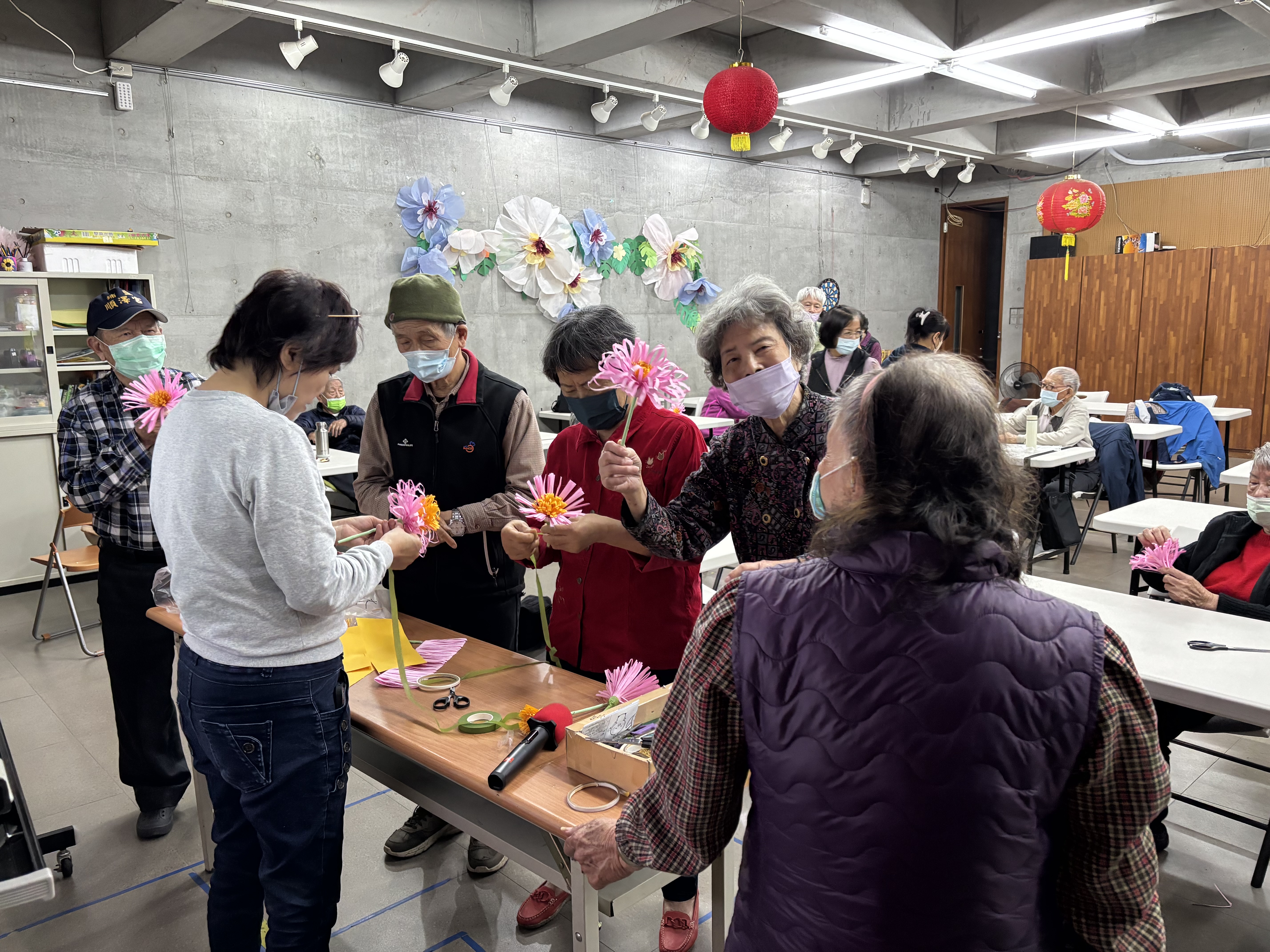 游傳道帶領長者手作。(圖/台中市城市之光關懷協會提供)
