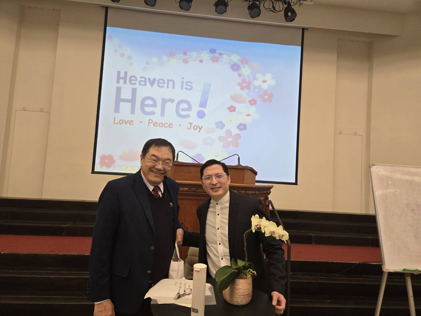 趙懋文牧師贈禮張教授。