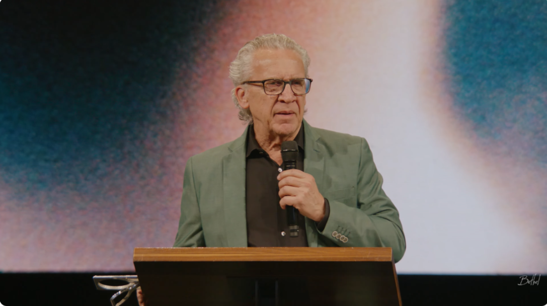 比爾．強生牧師說明教會處理過程。（YouTube@Bethel截圖）