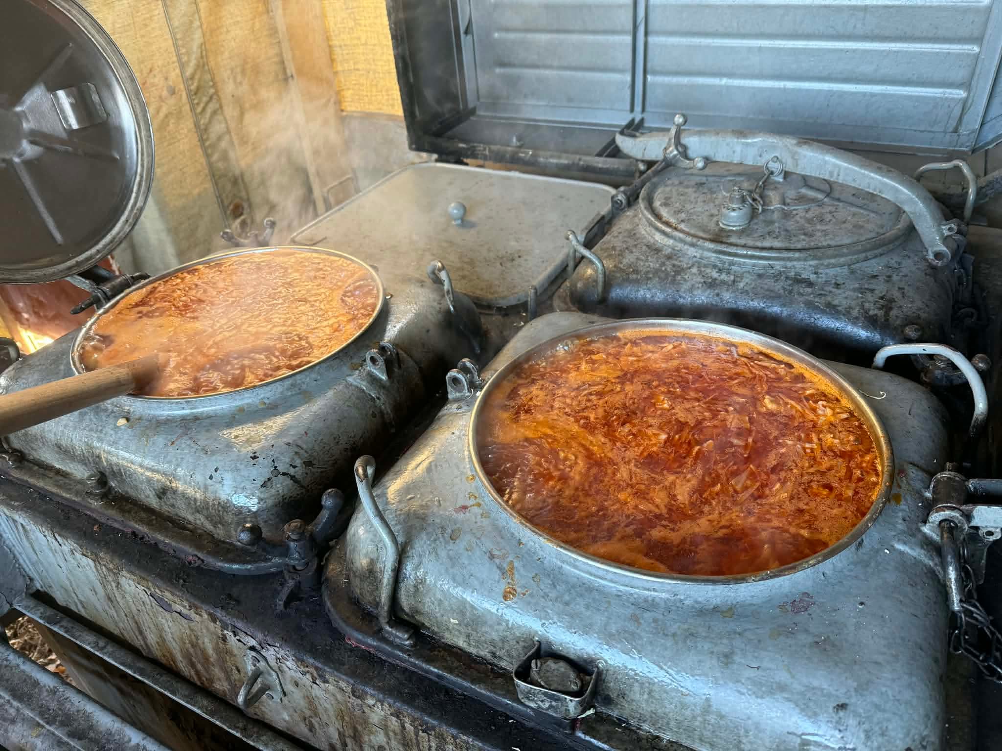 在教會外面的供餐活動