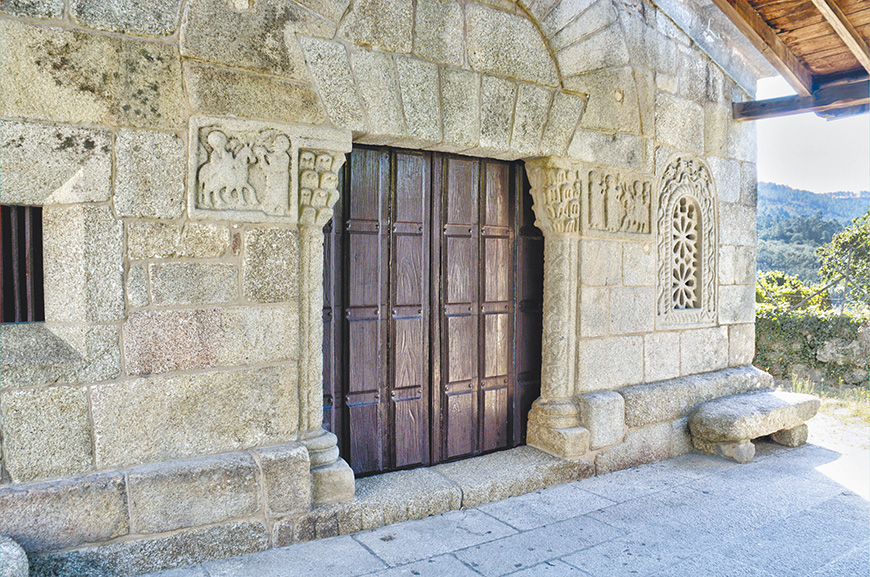 圖八：希內斯教堂大門牆上的浮雕。（來源：維基）