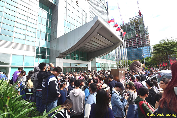 霍諾德登頂後，粉絲包圍台北101大門，想要近距接觸本人。(孫瑋芒攝影／授權提供）