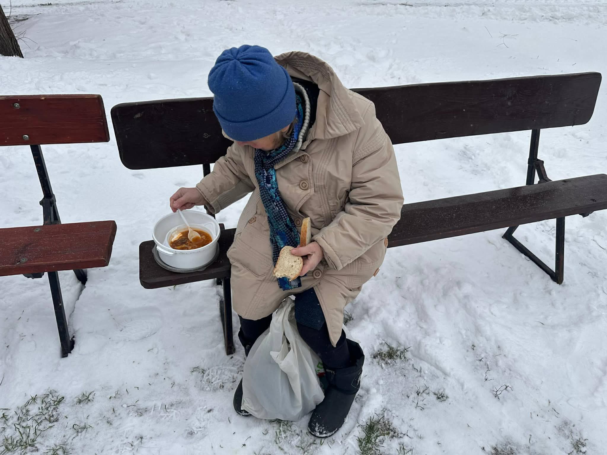 在教會外面的供餐活動