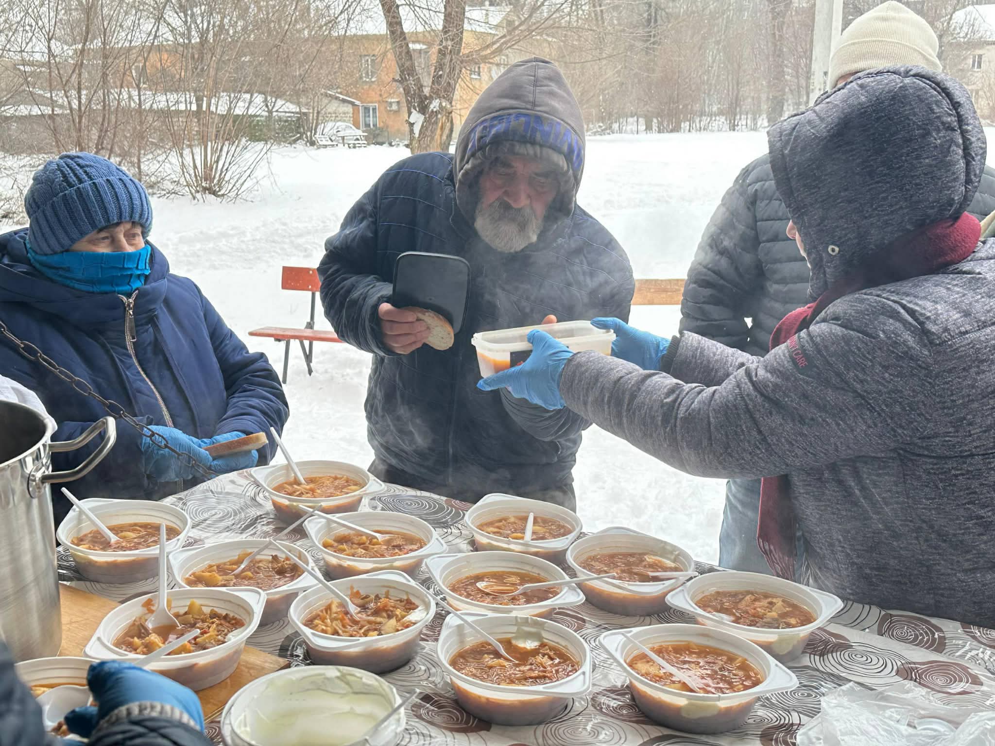 在教會外面的供餐活動