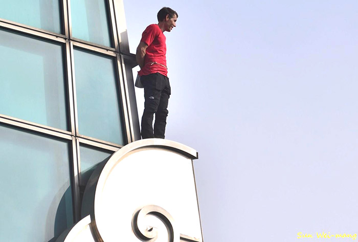 站上「如意」，和觀眾打招呼。(孫瑋芒攝影／授權提供）