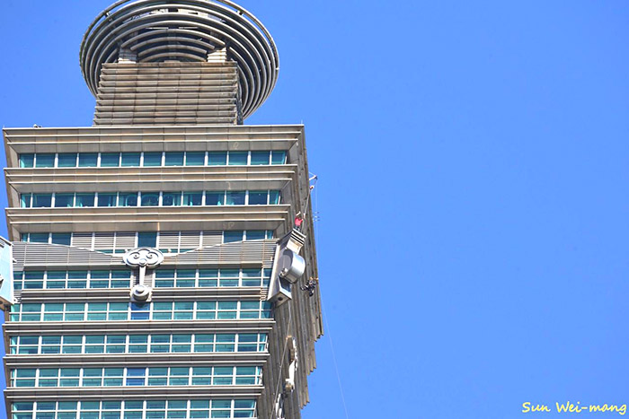 站上台北101最高的「龍」。(孫瑋芒攝影／授權提供）