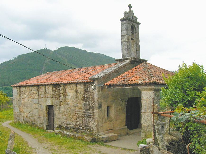 圖七：聖希內斯小教堂外觀和大門入口。（來源：維基）