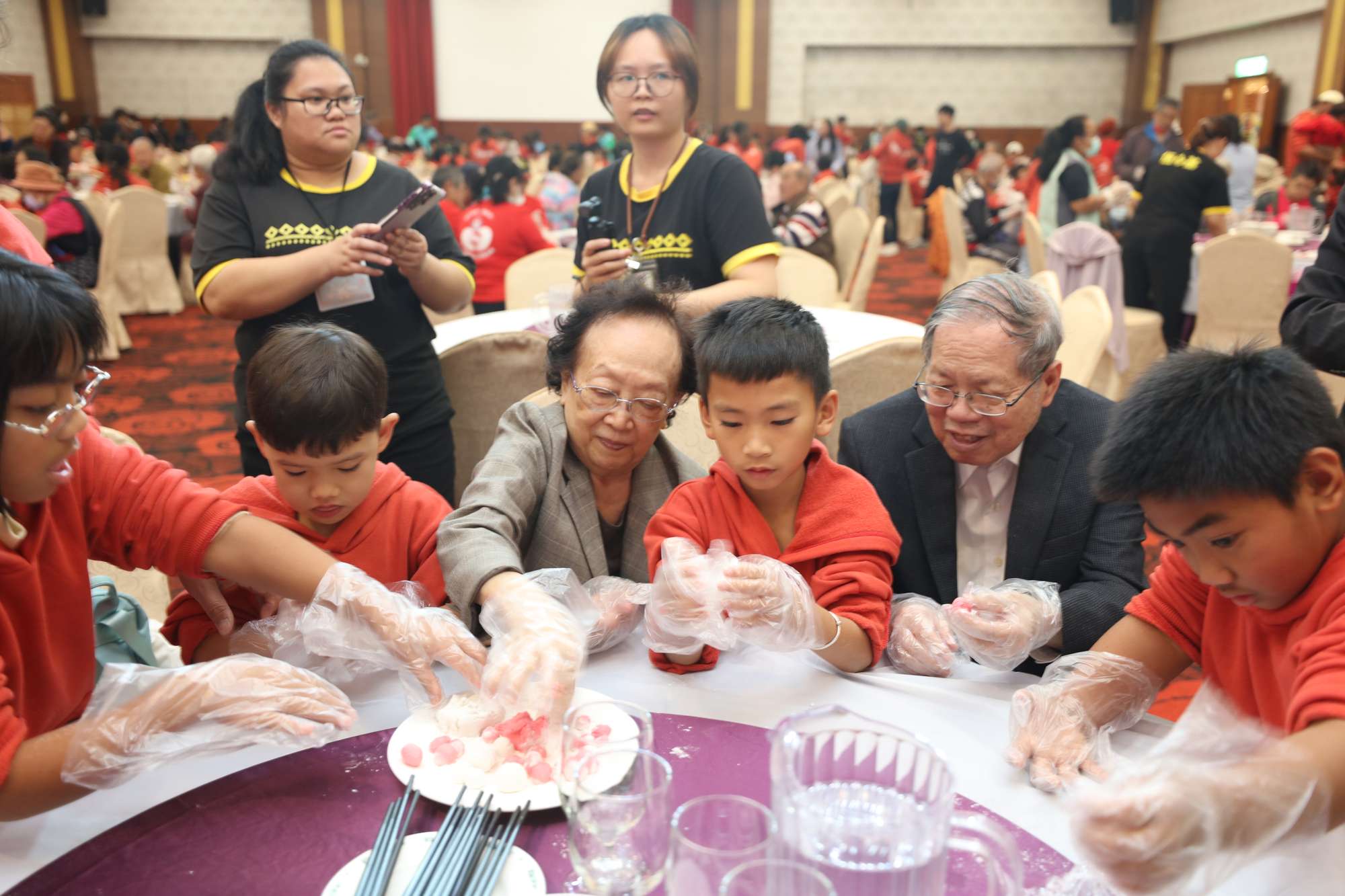 老少一同搓湯圓，展現團圓意義及世代共學。(恆基提供)