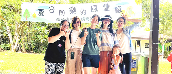 周嘉渝(右一)和黃筱涵(左一)在親子共學團中，建立深厚友誼。(圖/mimi chou臉書)