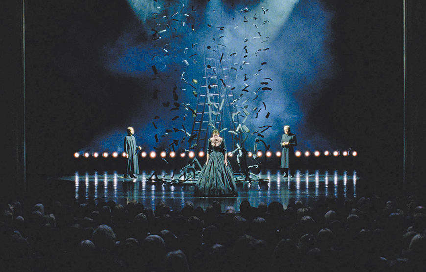 姊姊諾拉在舞台劇演出獲得滿堂彩,人們卻不知她內心巨大的悲傷和焦慮感。(劇照來源:海鵬影業)