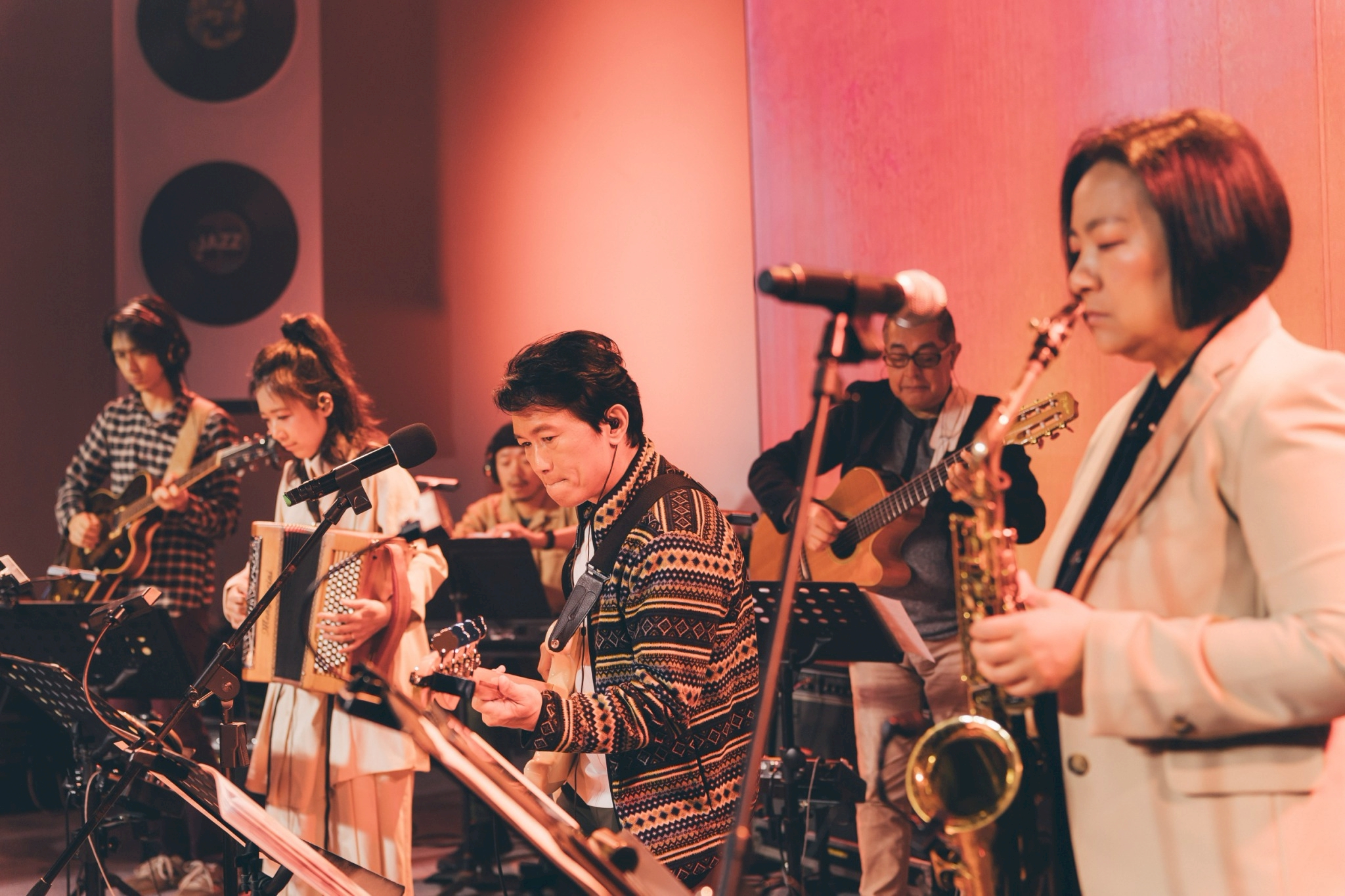 〈我想的自由〉爵士黑膠專輯製作人 Ronnie Lampas, ( 中) ,薩克斯風樂手的楊曉恩(右)。(圖/救世傳播協會提供)