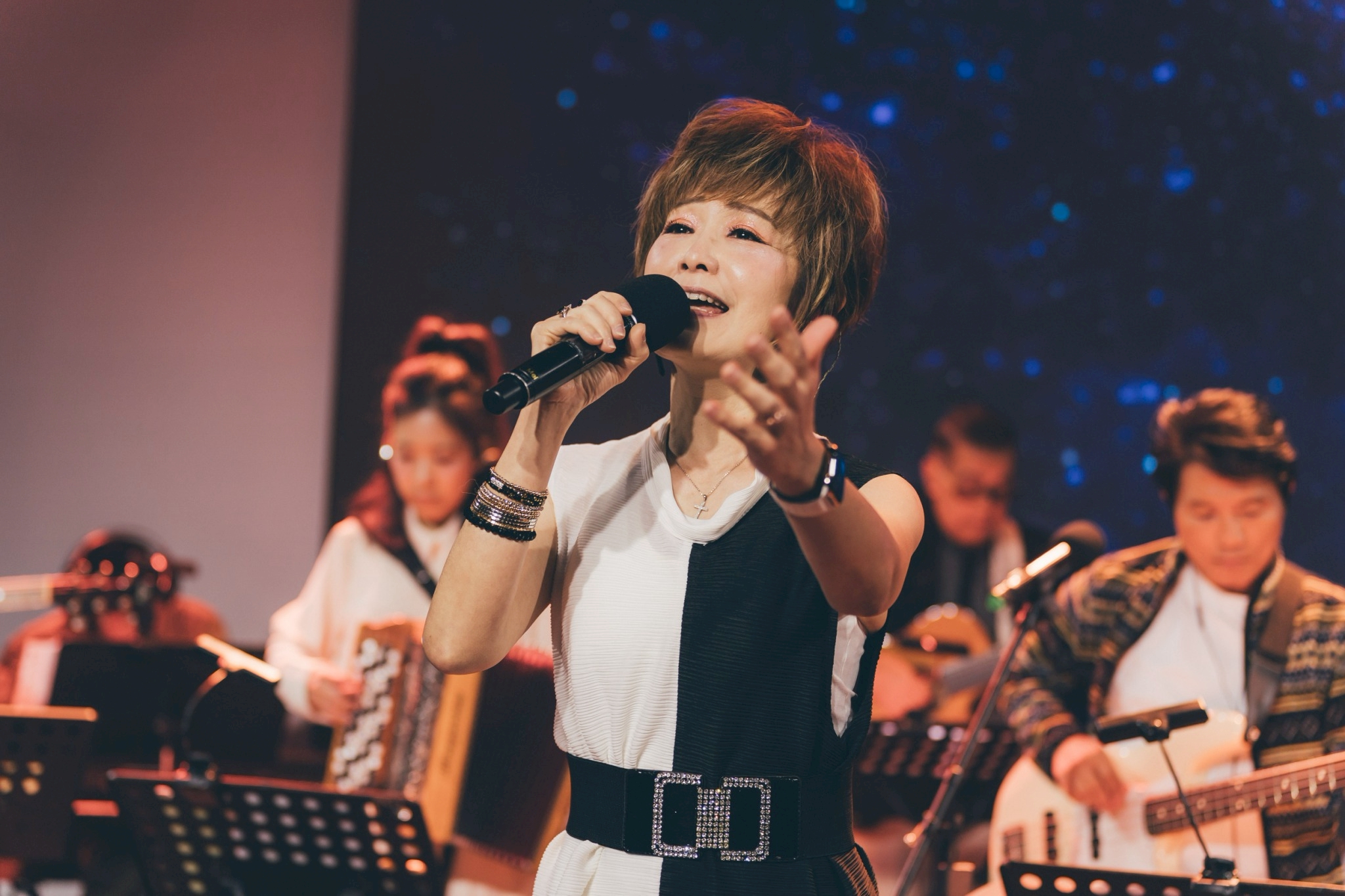 天韻合唱團副團長王玫演唱<我想的自由"開場, 瞬間被温暖而深沉的爵士氛圍包圍。(圖/救世傳播協會提供)