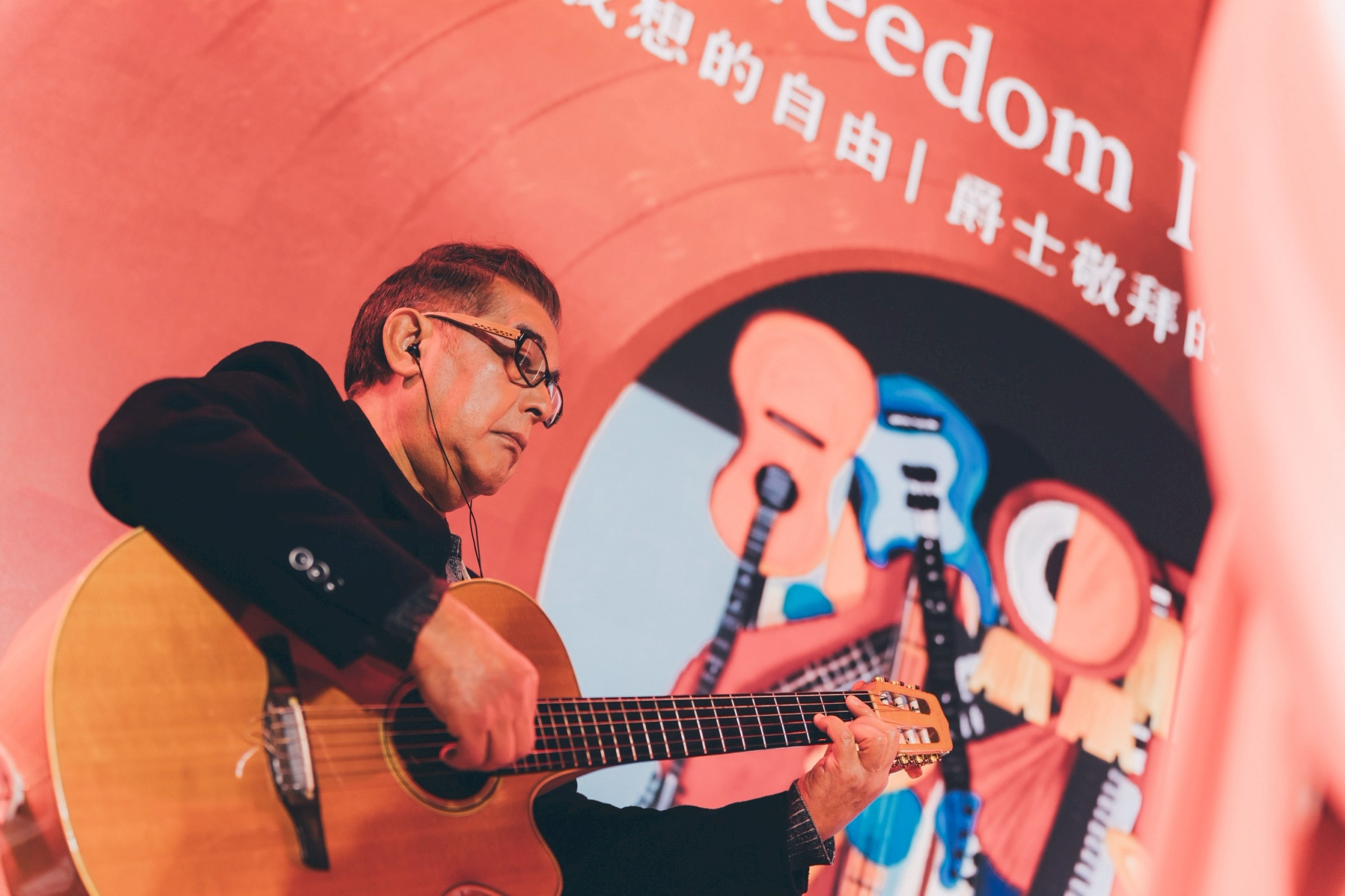 拉丁吉他演奏家 Roberto Zayas。(圖/救世傳播協會提供)