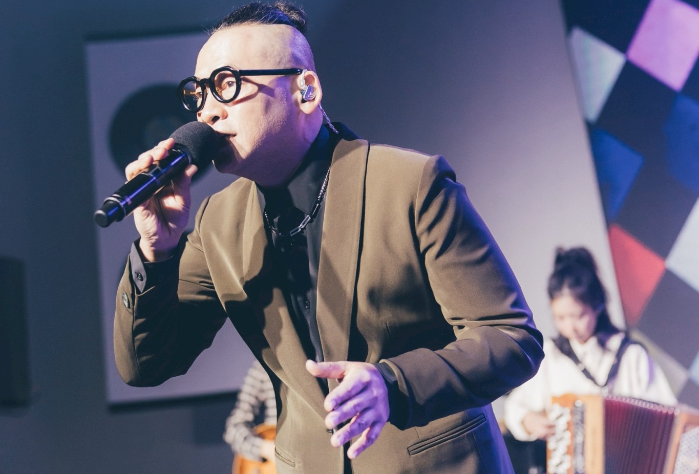 擁有超過 20 年配唱製作經驗、並為蔡依林、張學友、蕭敬騰、張惠妹等天王天后創作的古晧。(圖/救世傳播協會提供)