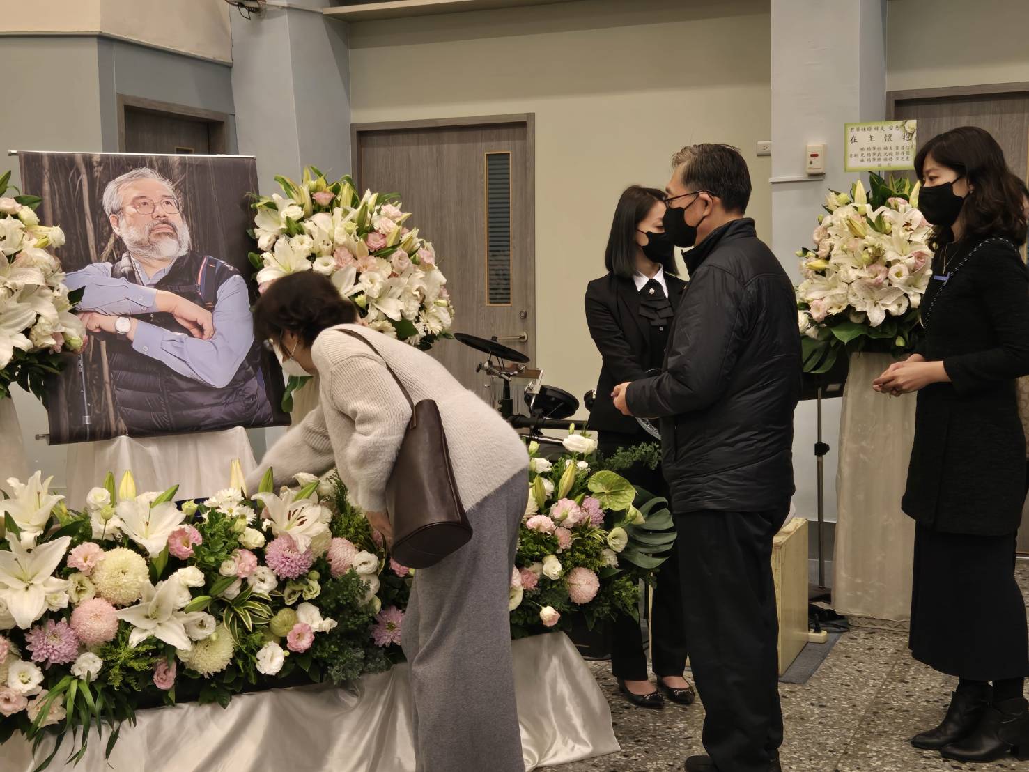 獻花。(圖/梁敬彥攝影)