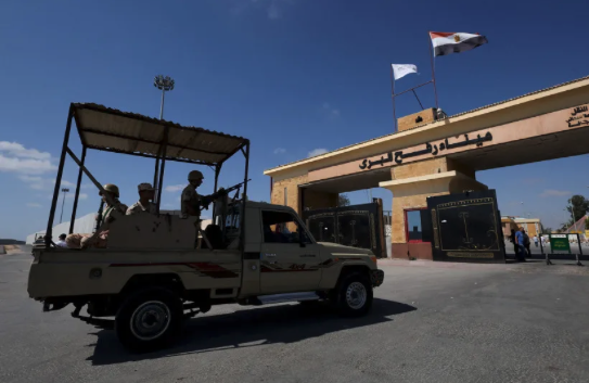  2025年8月6日，位於埃及拉法，一輛載著埃及士兵的車輛行駛在埃及與加薩交界的拉法過境點附近。（照片來源：REUTERS/AMR ABDALLAH DALSH）