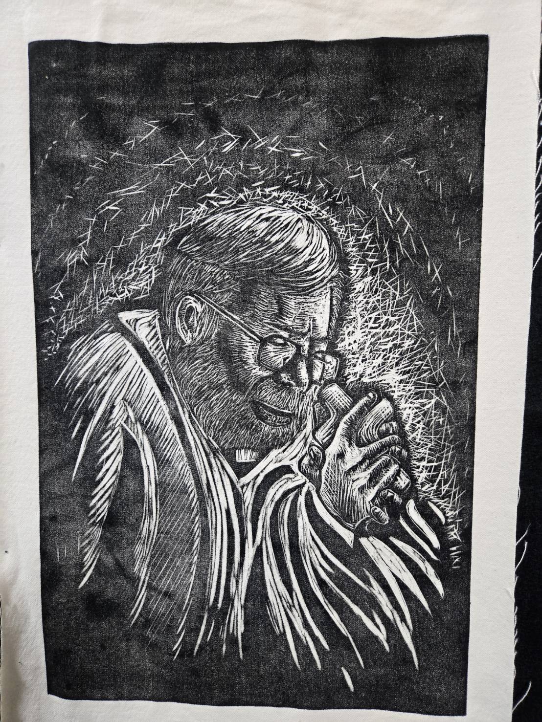 龐牧師的兒子龐亮軒以〈父親的祈禱〉創作的木刻版畫(圖/梁敬彥攝影)