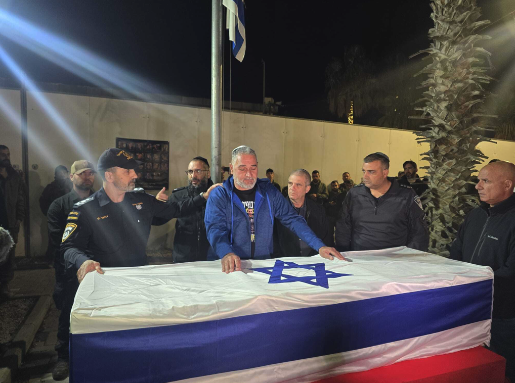 2026年1月26日，位於以色列國防軍的納哈爾基地（Nahal Base），圖正中央是蘭．格利警官的父親伊茨克．格利（Itzik Gvili）與尋獲回來的蘭．格利遺體。（照片來源：Israel Police）