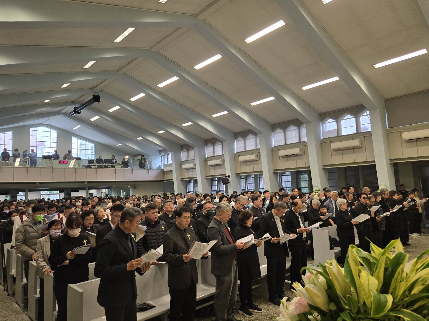 參與追思禮拜眾人獻詩。(圖/梁敬彥攝影)