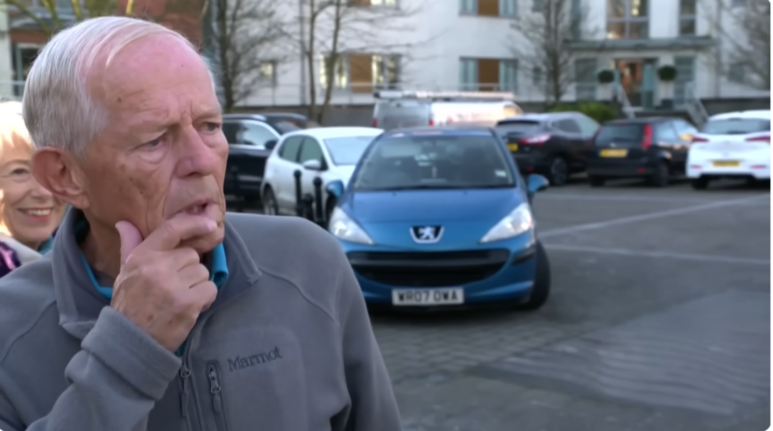 記者堵到約翰.史密斯並要採訪他時,他表情閃避。