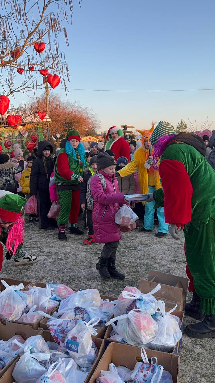 孩子們收到禮物和聖經