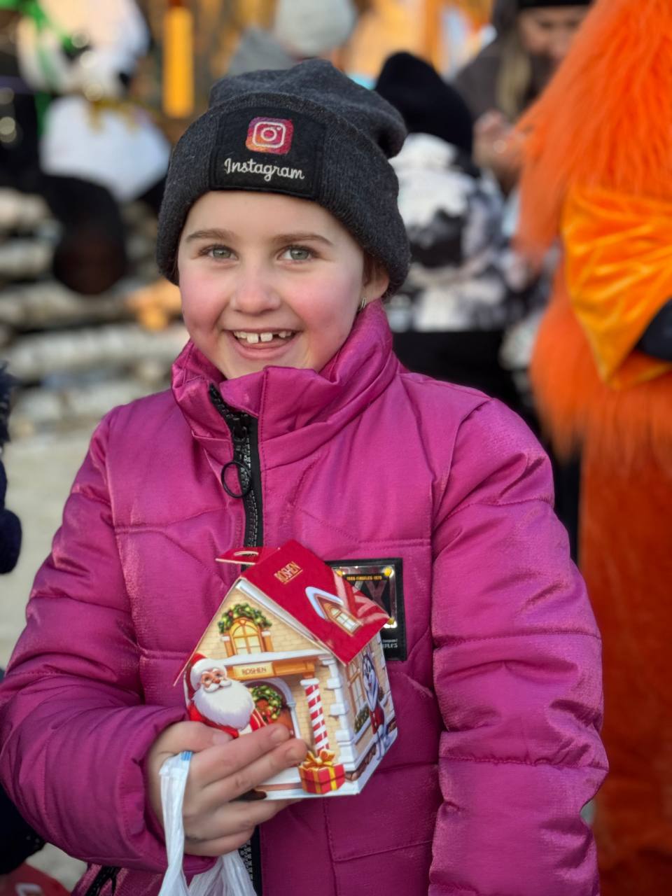 孩子們收到禮物和聖經