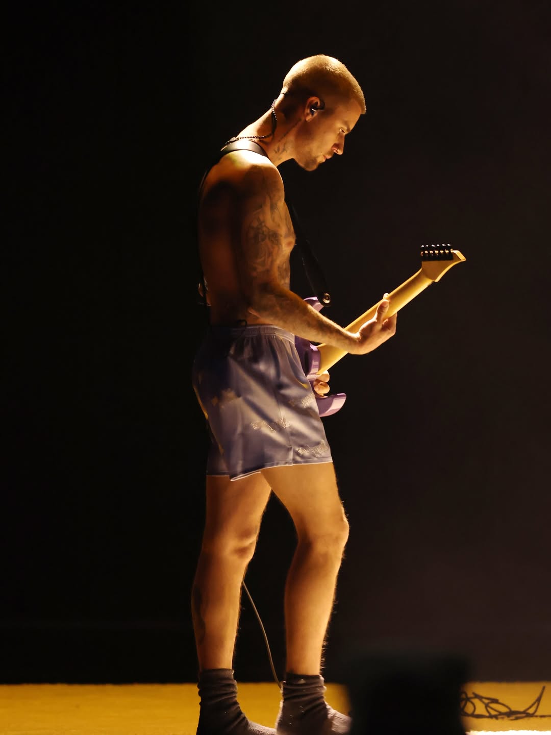 小賈斯汀上台表演。(翻攝自IG@GRAMMYS)