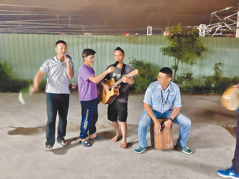 阿董在工地唱歌。