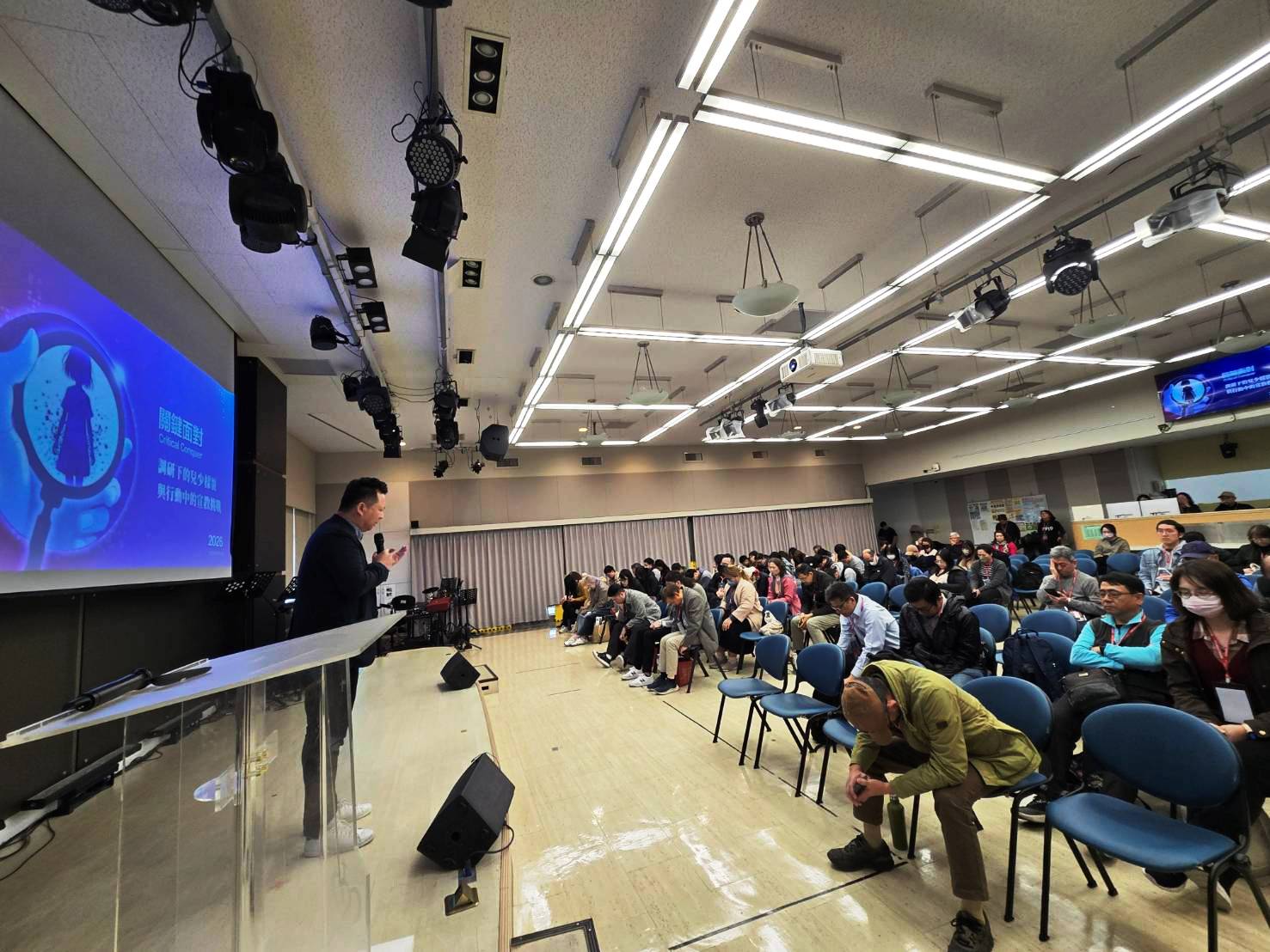 聚會總召福音協進會夏昊霝牧師，為教會能為主贏得下一代青少年祝福禱告。（圖/梁敬彥攝影）