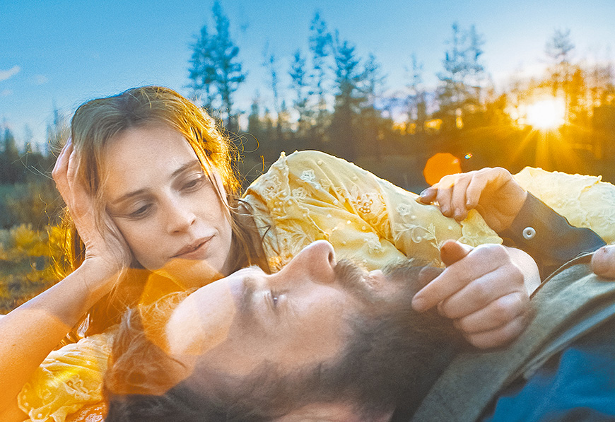 羅伯特活得漫無目的與方向感，直到在教堂結識妻子，人生才有了意義。（劇照來源：Netflix）