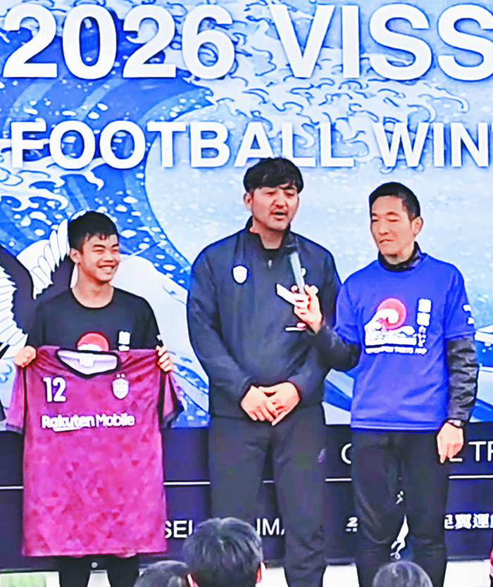 邱廉欽的長子邱天樂（左）在訓練營獲得MVP，被日本教練（中）稱許。