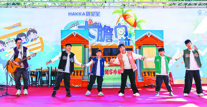 邱廉欽全家在客家公園舉辦的「大膽向前GO」發表客家童謠。（受訪者提供）