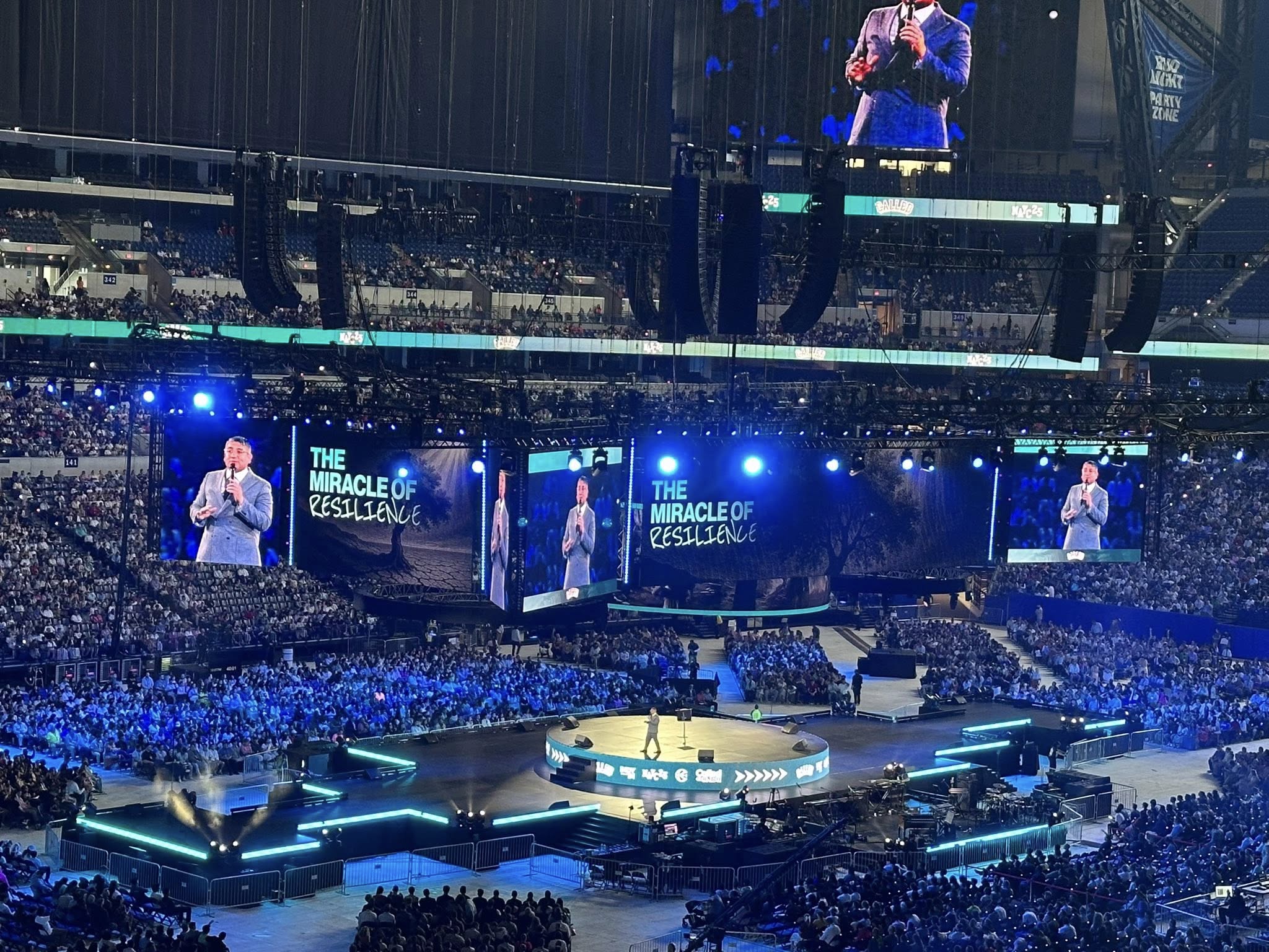 舞台式聚會文化受到挑戰。（翻攝自FB@First United Pentecostal Church of Covington）