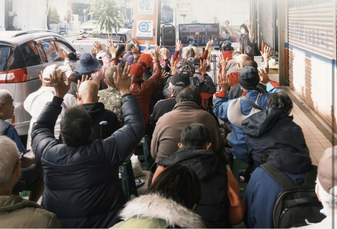 無家者的聚會。(翻攝自台中旌旗教會臉書)